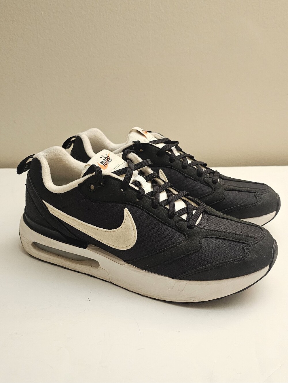 Nike Air Max Dawn Black and Cream Low-Top Air Cushion Sneakers 7Y